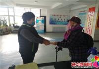 抗擊疫情 居民暖心慰問一線社區工作者