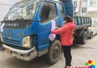 白樺社區清理“僵尸車” 創安全暢通環境