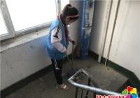 晨光社區持續開展“清理小廣告 助力創城我先行”活動