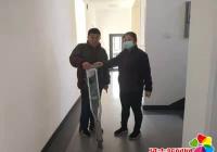 貼心滿足殘疾人需求 園紡社區送愛心拐杖