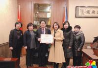 公園街道走訪非公企業(yè)送去表彰獎(jiǎng)牌、證書(shū)