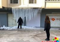 漏水結冰成瀑布 社區援助解民危