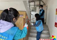 新興街道民平社區開展“清理社區小廣告 美化生活環境”志愿服務活動