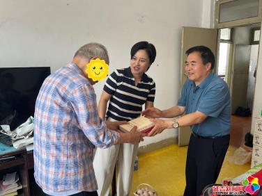 民泰社區開展“‘雙送’行動暖獨居 黨群連心傳溫情”慰問活動
